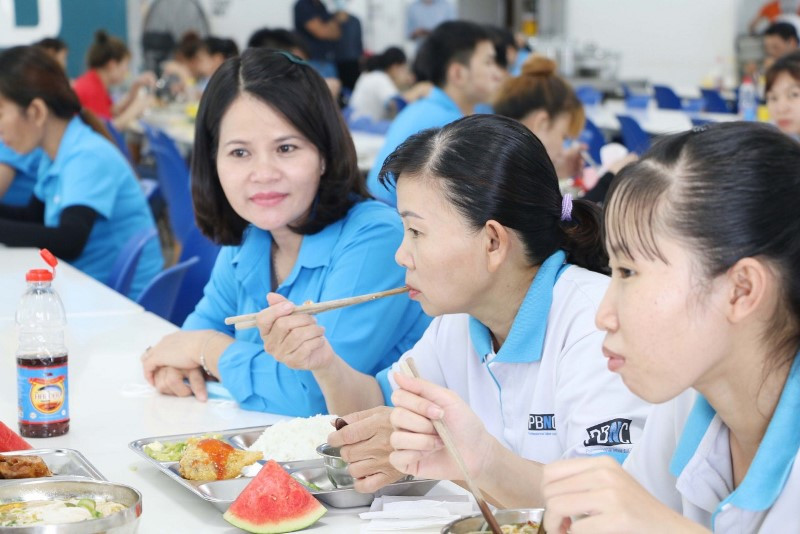 Bà Nguyễn Hoàng Bảo Trân, Đoàn đại biểu Quốc hội tỉnh Bình Dương (thứ ba từ phải sang) thăm hỏi công nhân lao động, thời điểm dịch Covid-19 chưa bùng phát.