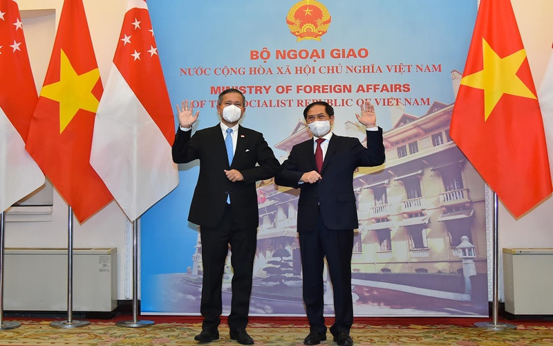 Bộ trưởng Ngoại giao Bùi Thanh Sơn và người đồng cấp Singapore Vivian Balakrishnan. (Ảnh: Bộ Ngoại giao)