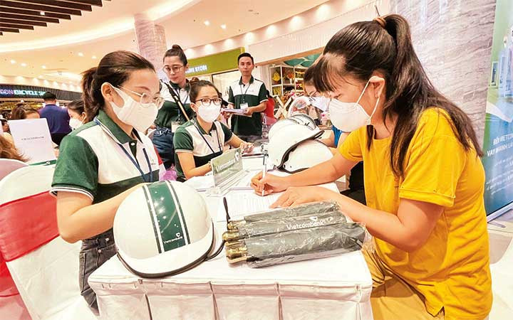 Người dân được ngân hàng tư vấn mở thẻ tài khoản miễn phí và giới thiệu các chương trình ưu đãi, khuyến mãi.