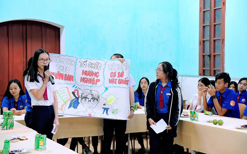 Buổi đối thoại vì một môi trường học đường hạnh phúc tại Trường THPT Hai Bà Trưng (TP Huế), nơi học sinh có thể nêu quan điểm của mình. 