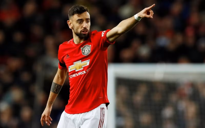 Bruno Fernandes sẽ thay Harry Maguire đeo băng thủ quân đêm nay.