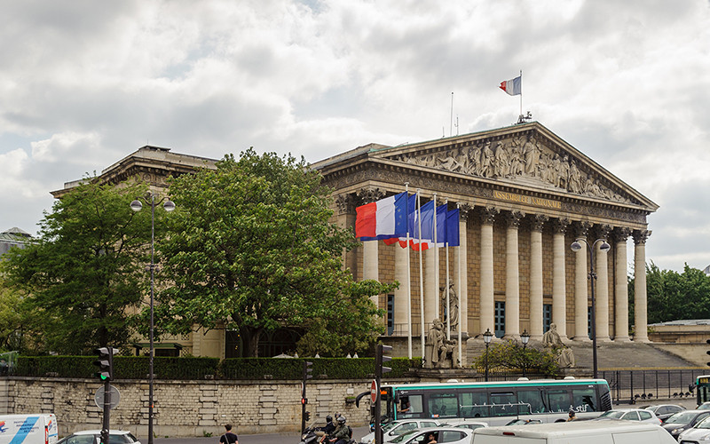 Hạ Viện Pháp có hai chức năng chính là lập pháp và giám sát hoạt động của Chính phủ.