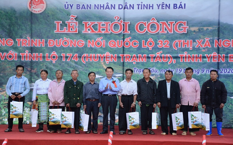 Tặng quà cho người có uy tín, hộ tự nguyện hiến đất làm đường giao thông.