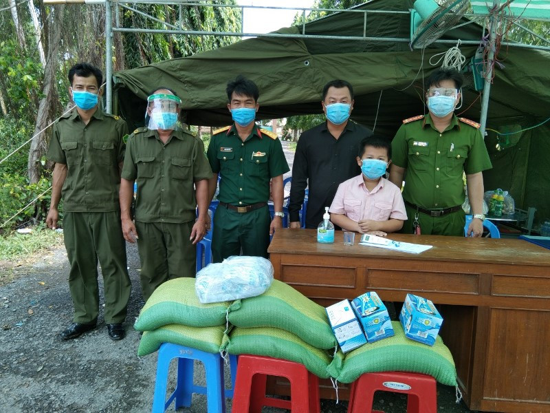 Cháu Phan Tấn Phát ủng hộ 10,6 triệu đồng từ tiền tiết kiệm gửi lực lượng phòng, chống dịch tại huyện Bình Đại.