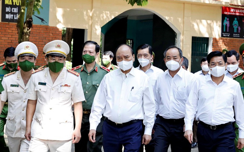 Chủ tịch nước Nguyễn Xuân Phúc kiểm tra công tác xét đặc xá năm 2021 tại Trại giam Ngọc Lý. Ảnh: TTXVN