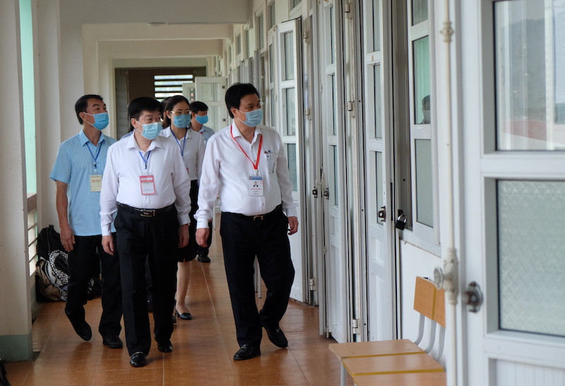 Thứ trưởng GD-ĐT Nguyễn Hữu Độ kiểm tra công tác thi tại Hoà Bình