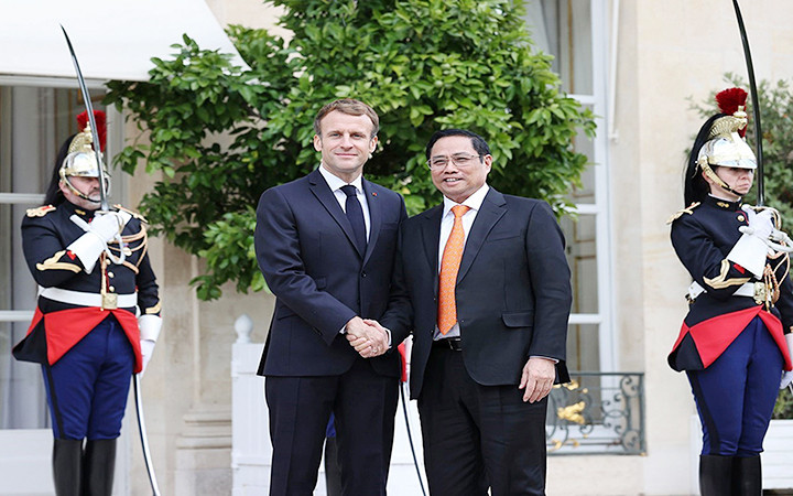 Tổng thống Pháp Emmanuel Macron đón Thủ tướng Phạm Minh Chính. Ảnh TTXVN