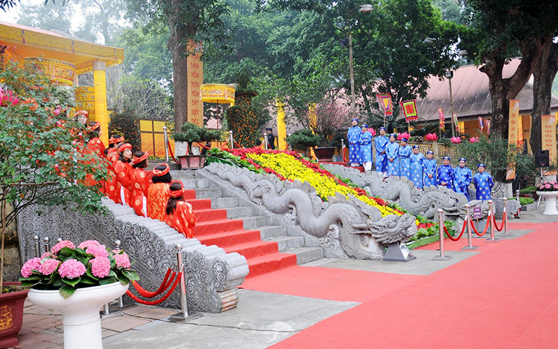 Thềm rồng-lối lên Ðiện Kính Thiên xưa.