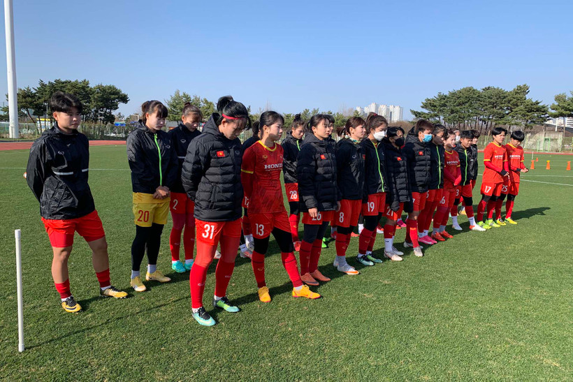 Đội tuyển nữ Việt Nam ra sân tập ngay sau khi có mặt tại Hàn Quốc. (Ảnh: VFF)