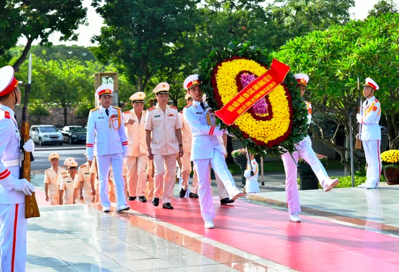Vòng hoa của đoàn mang dòng chữ "Đời đời nhớ ơn các Anh hùng liệt sĩ ".