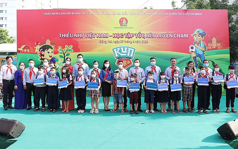 Đại diện Trung ương Đoàn, Hội đồng Đội Trung ương và các đơn vị liên quan trao tượng trưng gói bảo trợ dài hạn tặng thiếu nhi mồ côi do dịch Covid-19 tại tỉnh Đồng Nai.