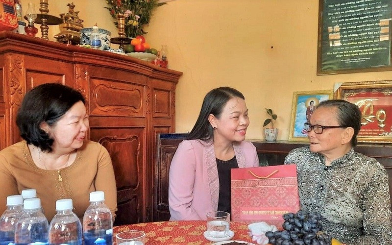 Đồng chí Nguyễn Thị Thu Hà, Bí thư Tỉnh ủy Ninh Bình (giữa) thăm hỏi, tặng quà bà Nguyễn Thị Xuân là vợ liệt sĩ tại thị trấn Hòa Bình, huyện Hòa Bình (Bạc Liêu). 