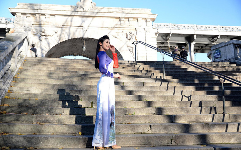 Hoa hậu Ngọc Hân trình diễn áo dài Việt Nam tại Pháp.