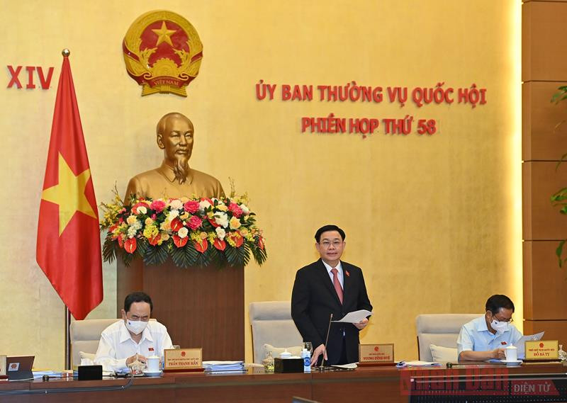 Chủ tịch Quốc hội Vương Đình Huệ phát biểu khai mạc phiên họp. Ảnh: DUY LINH