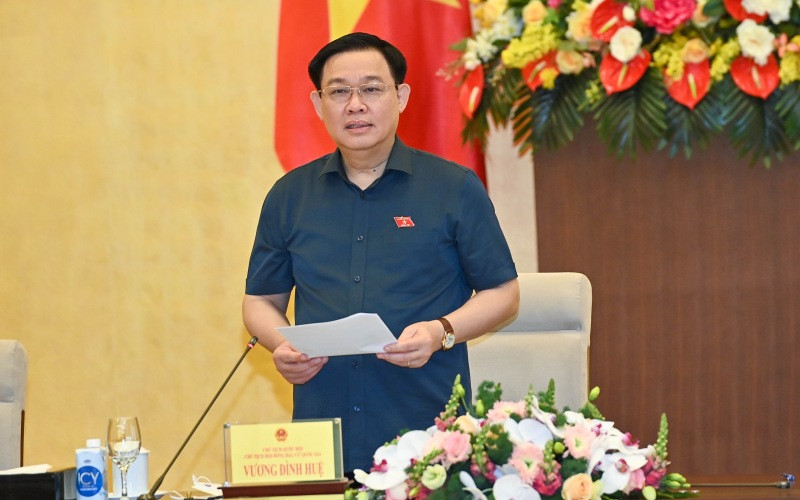 Chủ tịch Quốc hội Vương Đình Huệ phát biểu ý kiến tại phiên họp.