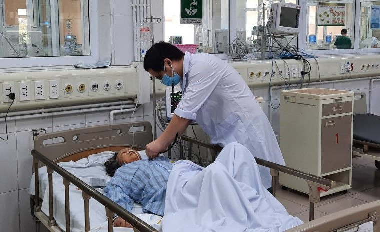 Bệnh nhân phải nhập viện điều trị sau khi tự sử dụng thuốc nam không rõ nguồn gốc tại nhà. 