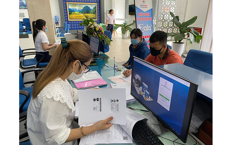 Ứng dụng công nghệ thông tin trong thanh toán tiền điện ở tỉnh Ninh Bình. (Ảnh LÊ HỒNG) 