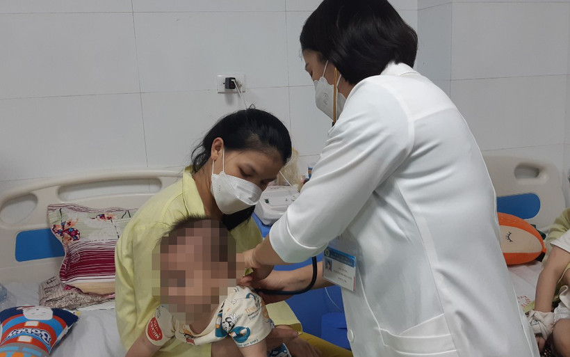 Bác sĩ khám cho bệnh nhi điều trị tại Bệnh viện Thanh Nhàn. 