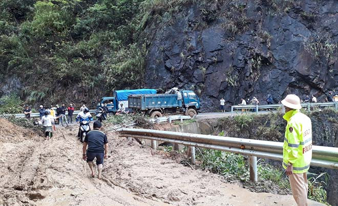Sạt lở làm tắc đường từ thị xã Nghĩa Lộ đi huyện Trạm Tấu vào đêm 9-6. Ảnh: yenbai.gov.vn