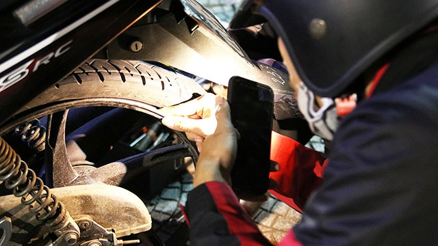 Thực hiện mọi công đoạn khẩn trương nhất để còn chạy giúp các ca hư xe đang chờ. 