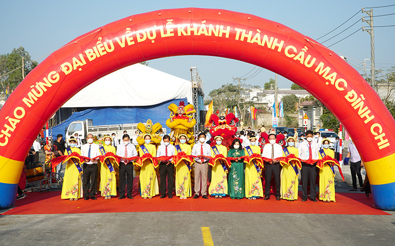 Lãnh đạo tỉnh Sóc Trăng thực hiện nghi thức cắt băng khánh thành cầu Mạc Đĩnh Chi.