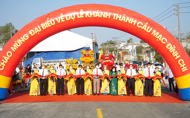 Lãnh đạo tỉnh Sóc Trăng thực hiện nghi thức cắt băng khánh thành cầu Mạc Đĩnh Chi.