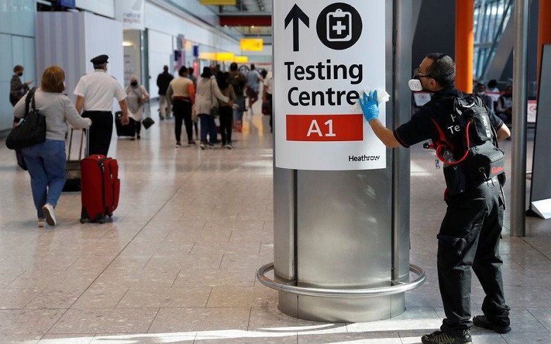 Từ ngày 4/10, khách du lịch đến từ các địa điểm có nguy cơ thấp đã tiêm chủng đầy đủ sẽ không phải chịu quy định cách ly khi nhập cảnh vào Anh. (Ảnh: Reuters)
