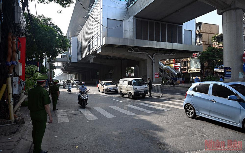 Giao thông công cộng giảm 50% công suất đối với khu vực ở cấp độ 3.(Ảnh: Kiểm soát giao thông tại Hà Nội trong thời gian giãn cách. DUY LINH)