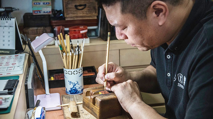 Dù là nét văn hóa độc đáo, song con dấu hanko bị cho làm cản trở quá trình số hóa tại Nhật Bản. Ảnh: ASIA PACIFIC