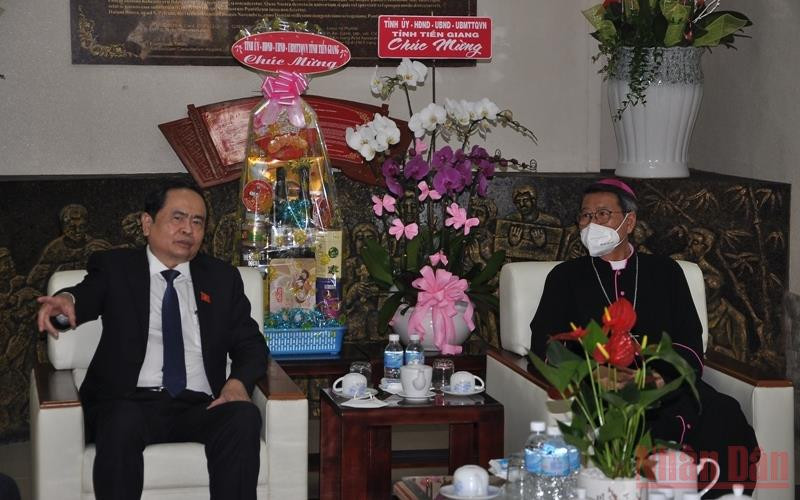 Phó Chủ tịch Thường trực Quốc hội Trần Thanh Mẫn trao hoa chúc mừng Giám mục Nguyễn Văn Khảm, Giám mục Giáo phận Mỹ Tho, Tổng thư ký Hội đồng Giám mục Việt Nam.