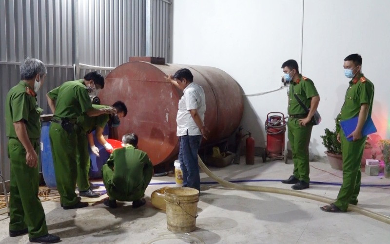Các lực lượng Công an tỉnh Bình Thuận và cơ quan chức năng tiến hành kiểm tra, đo đếm lấy mẫu và niêm phong toàn bộ số lượng nhiên liệu và dung môi dùng để sản xuất xăng, dầu giả tại cơ sở này.
