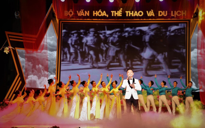 Một tiết mục biểu diễn trong chương trình Những mùa thu lịch sử. (Ảnh: Cục Nghệ thuật biểu diễn)