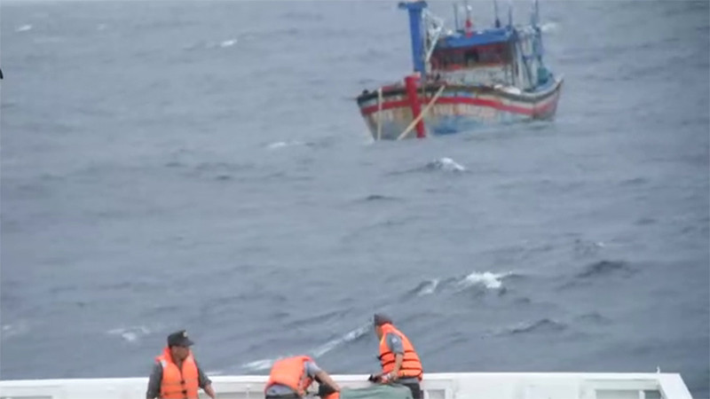 Tàu cá BĐ 98658 TS được tàu kiểm ngư KN 467 lai dắt vào bờ.