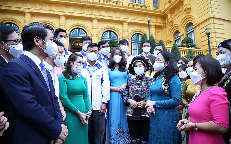 Phó Chủ tịch nước Võ Thị Ánh Xuân (hàng đầu, thứ 3 từ trái sang trong ảnh), trò chuyện cùng các thầy, cô giáo tham gia Chương trình “Chia sẻ cùng thầy cô” năm 2021. 