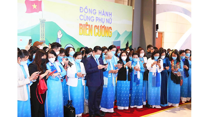 Các đại biểu nhắn tin ủng hộ xây dựng mô hình sinh kế cho phụ nữ biên cương. Ảnh: TRUNG KIÊN