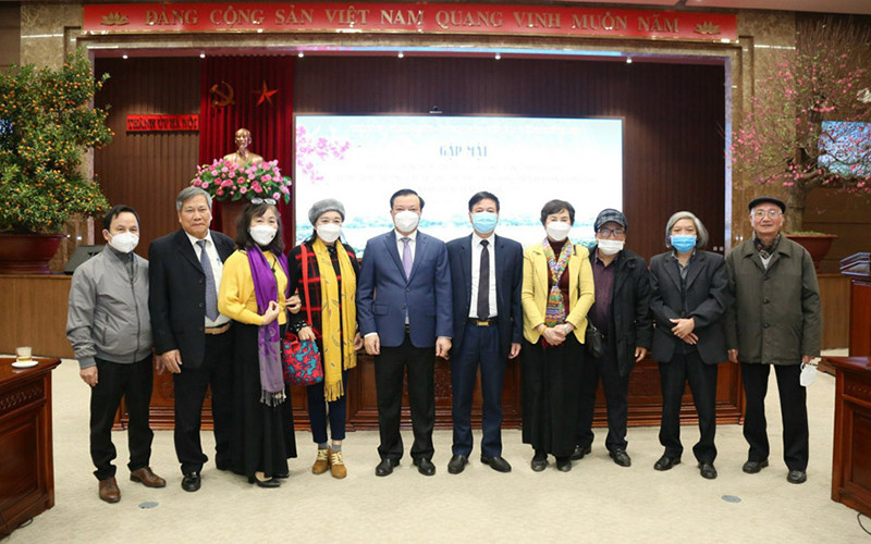 Bí thư Thành ủy Hà Nội Đinh Tiến Dũng với các đại biểu văn nghệ sĩ, trí thức Thủ đô.