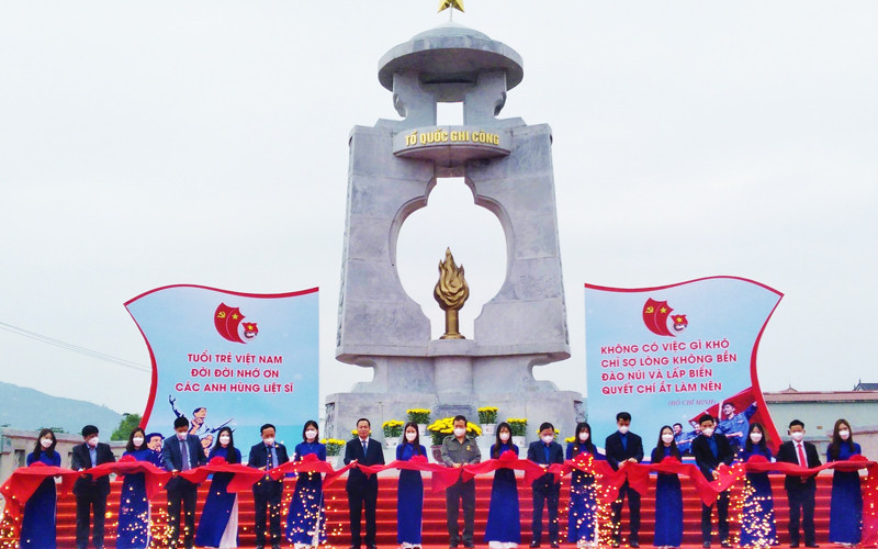 Các đại biểu cắt băng khánh thành khu tưởng niệm TNXP C 283 tại Quảng Bình.