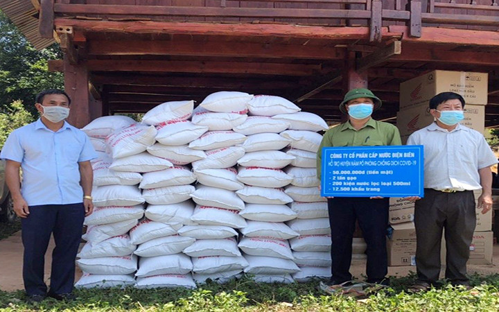 Đại diện lãnh đạo huyện Nậm Pồ tiếp nhận hàng hỗ trợ từ các tổ chức, cá nhân.