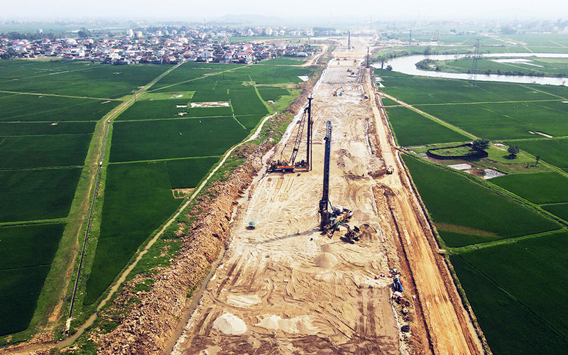 Gia tải chống lún trên tuyến đường cao tốc bắc-nam thuộc dự án Nghi Sơn-Diễn Châu (Thanh Hóa- Nghệ An). (Ảnh THẾ ANH) 