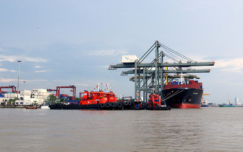 Bốc dỡ hàng hóa tại cảng Cát Lái (thành phố Hồ Chí Minh). Ảnh: THANH VŨ