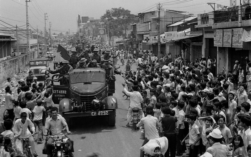 Nhân dân Sài Gòn đón chào quân Giải phóng. Ảnh: HỨA KIỂM – TTXVN