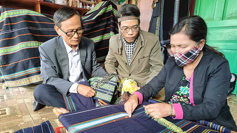 Dệt thổ cẩm truyền thống của đồng bào dân tộc bản địa nam Tây Nguyên.