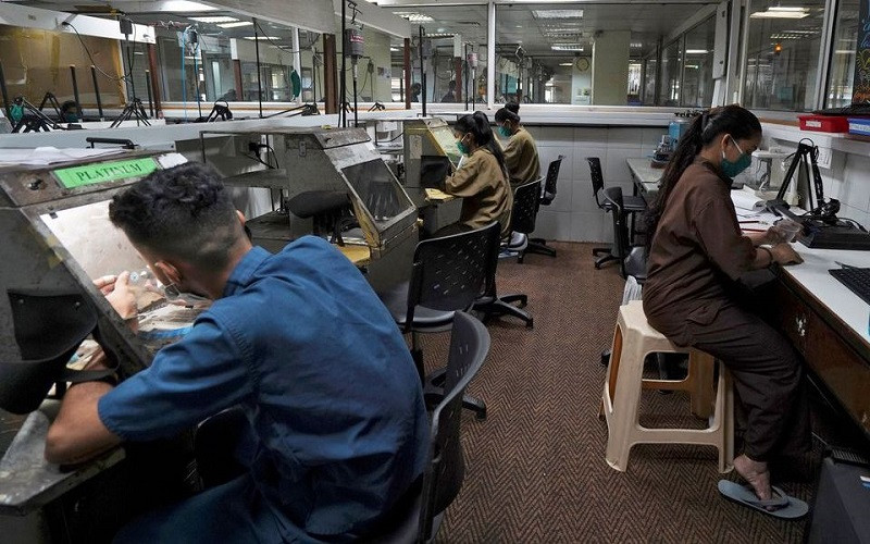 Người lao động làm việc tại một nhà máy chế tác đồ trang sức ở Mumbai, Ấn Độ. (Ảnh: Reuters)