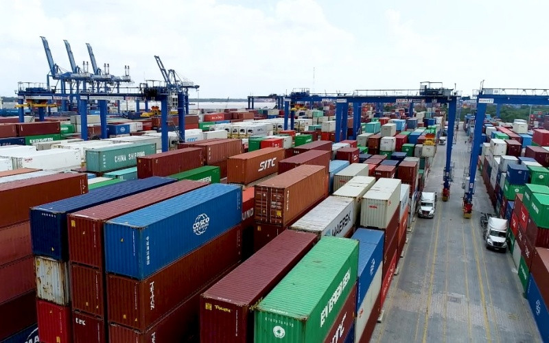 Các container hàng hóa tại cảng Cát Lái (TP Hồ Chí Minh).