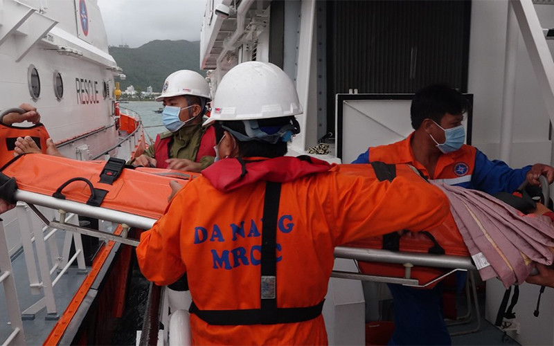 Ngư dân gặp nạn được cứu kip thời. (Ảnh: Trung tâm II)