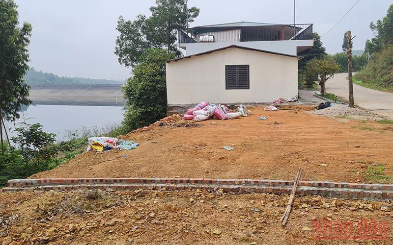 Người dân tự ý xây nhà, phân lô bán nền cạnh hồ Bản Long, xã Minh Quang, huyện Tam Đảo.