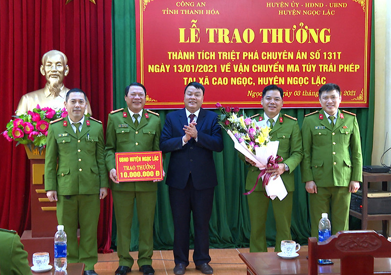 Lãnh đạo huyện Ngọc Lặc tặng hoa, trao thưởng cho Công an huyện.
