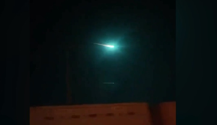 Quả cầu lửa xuất hiện ở vùng phía tây Australia xa xôi. Ảnh cắt từ clip.