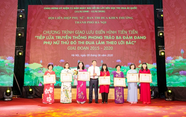 Dược sĩ Lê Thị Bình (thứ ba từ trái sang) nhận bằng khen của Chủ tịch UBND thành phố Hà Nội.