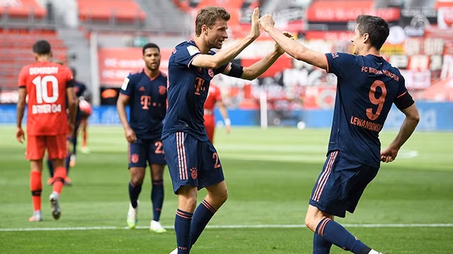 Mueller (bên trái) đã và đang làm tốt vai trò thủ lĩnh Bayern Munich.
